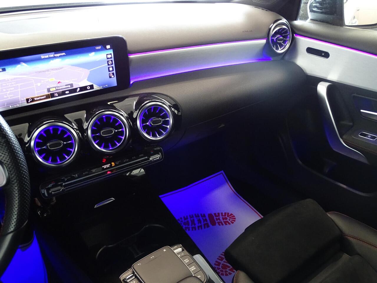 Mercedes-Benz A-KLASSE 180 Business Solution AMG Automaat, Camera, Sfeerverlichting, Navigatie, Multimedia, Airco/ECC, CruiseControl, Leder/Alcantara, Parkeersensoren, LM-velgen