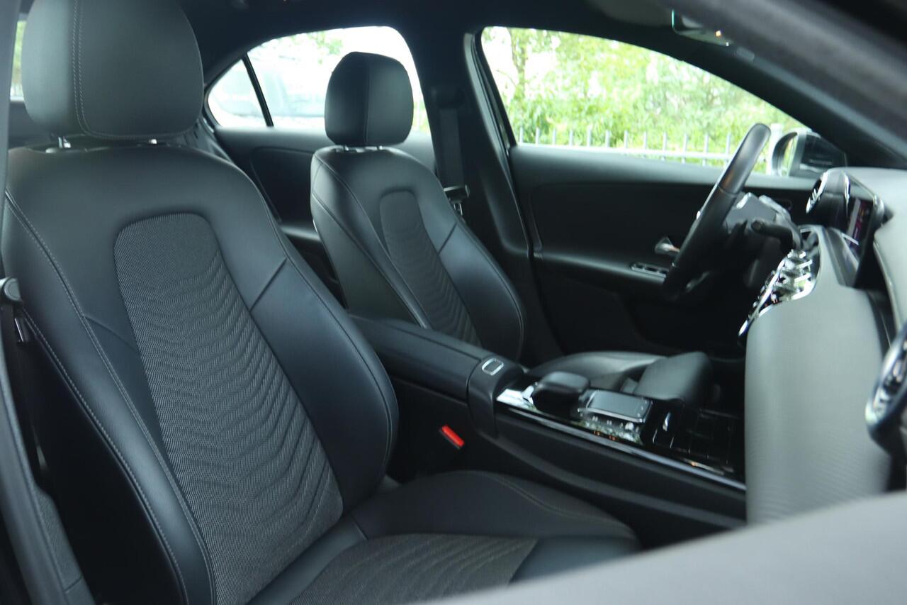 Mercedes-Benz A-KLASSE 180 BUSINESS SOLUTION AUT. | ORIG. NL | WIDESCREEN | TREKHAAK | CARPLAY | CAMERA | LED | STOELVERW.