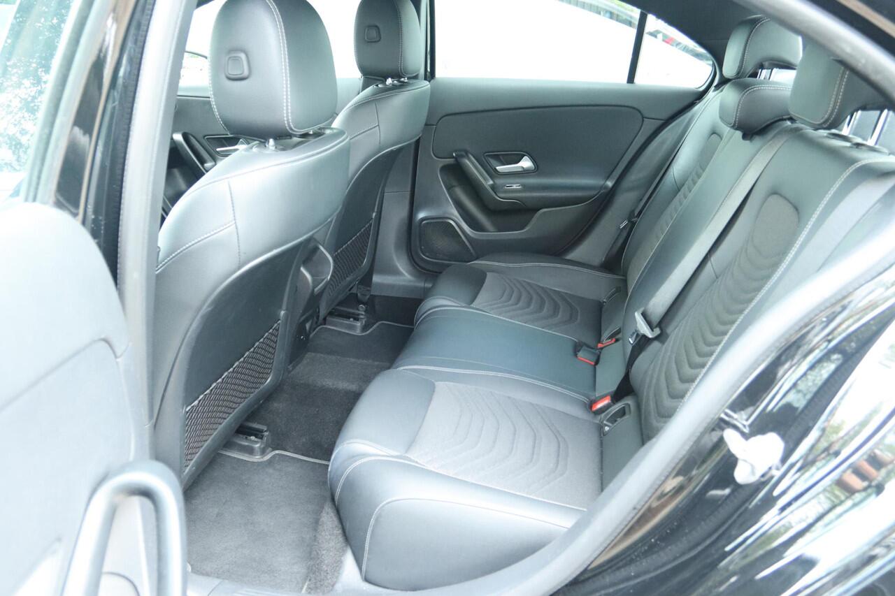 Mercedes-Benz A-KLASSE 180 BUSINESS SOLUTION AUT. | ORIG. NL | WIDESCREEN | TREKHAAK | CARPLAY | CAMERA | LED | STOELVERW.