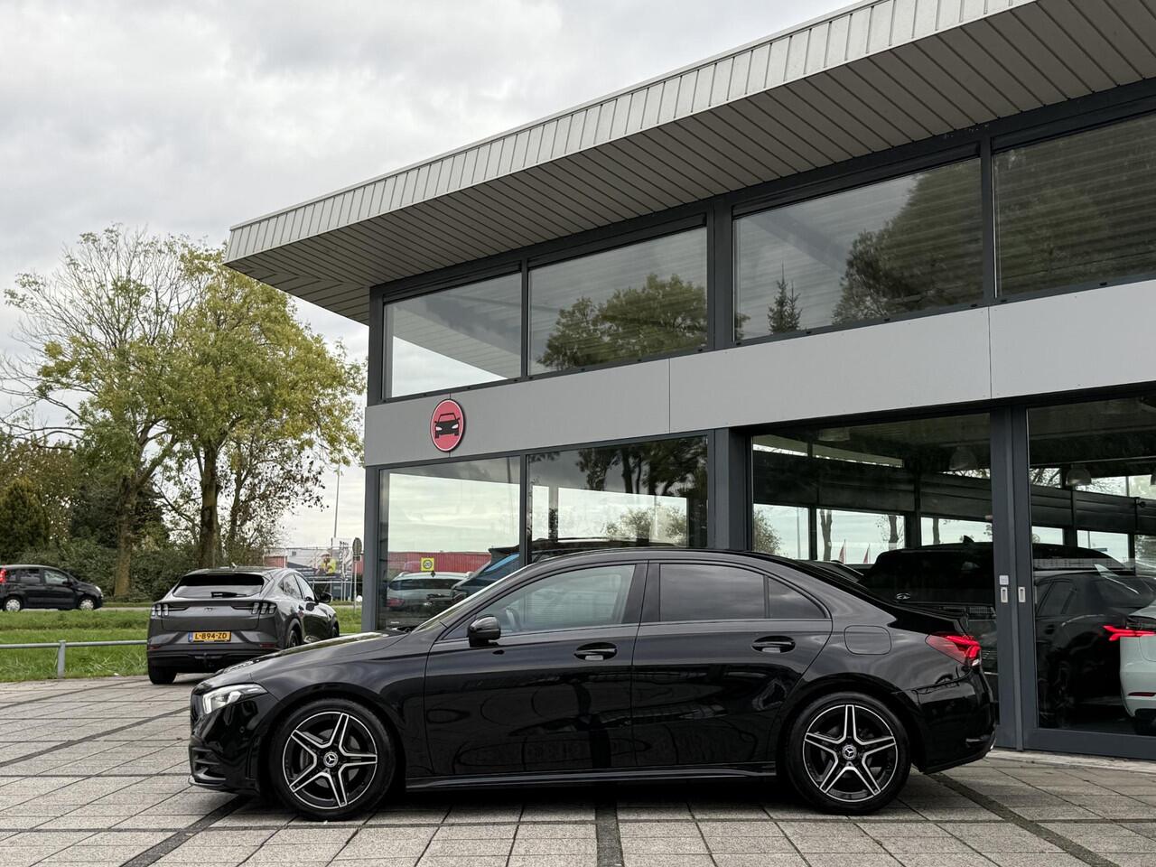 Mercedes-Benz A-KLASSE 180 Aut. Business Sol. AMG | Trekhaak | Navi | Camera | Sfeer Verlichting |