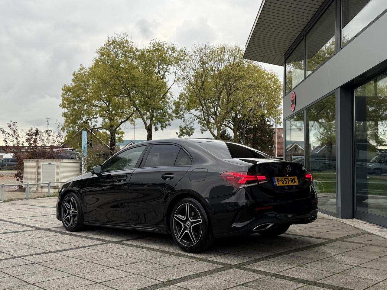 Mercedes-Benz A-KLASSE 180 Aut. Business Sol. AMG | Trekhaak | Navi | Camera | Sfeer Verlichting |