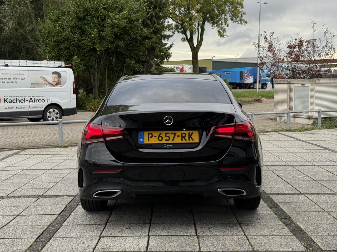 Mercedes-Benz A-KLASSE 180 Aut. Business Sol. AMG | Trekhaak | Navi | Camera | Sfeer Verlichting |