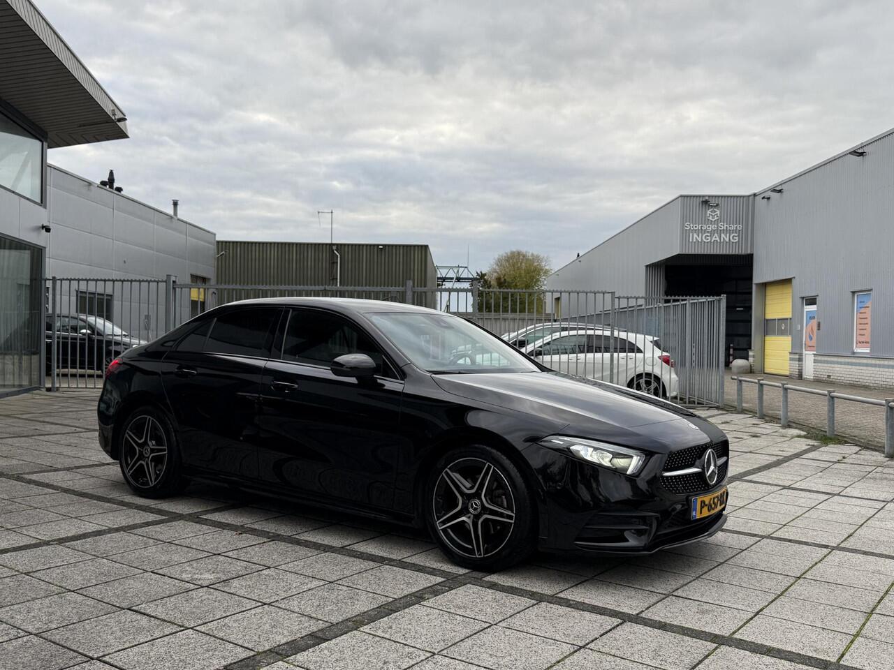 Mercedes-Benz A-KLASSE 180 Aut. Business Sol. AMG | Trekhaak | Navi | Camera | Sfeer Verlichting |