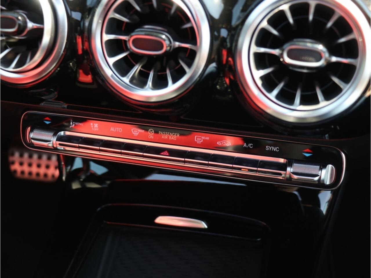 Mercedes-Benz A-KLASSE 180 AMG Line I Panoramadak I Leder I Widescreen