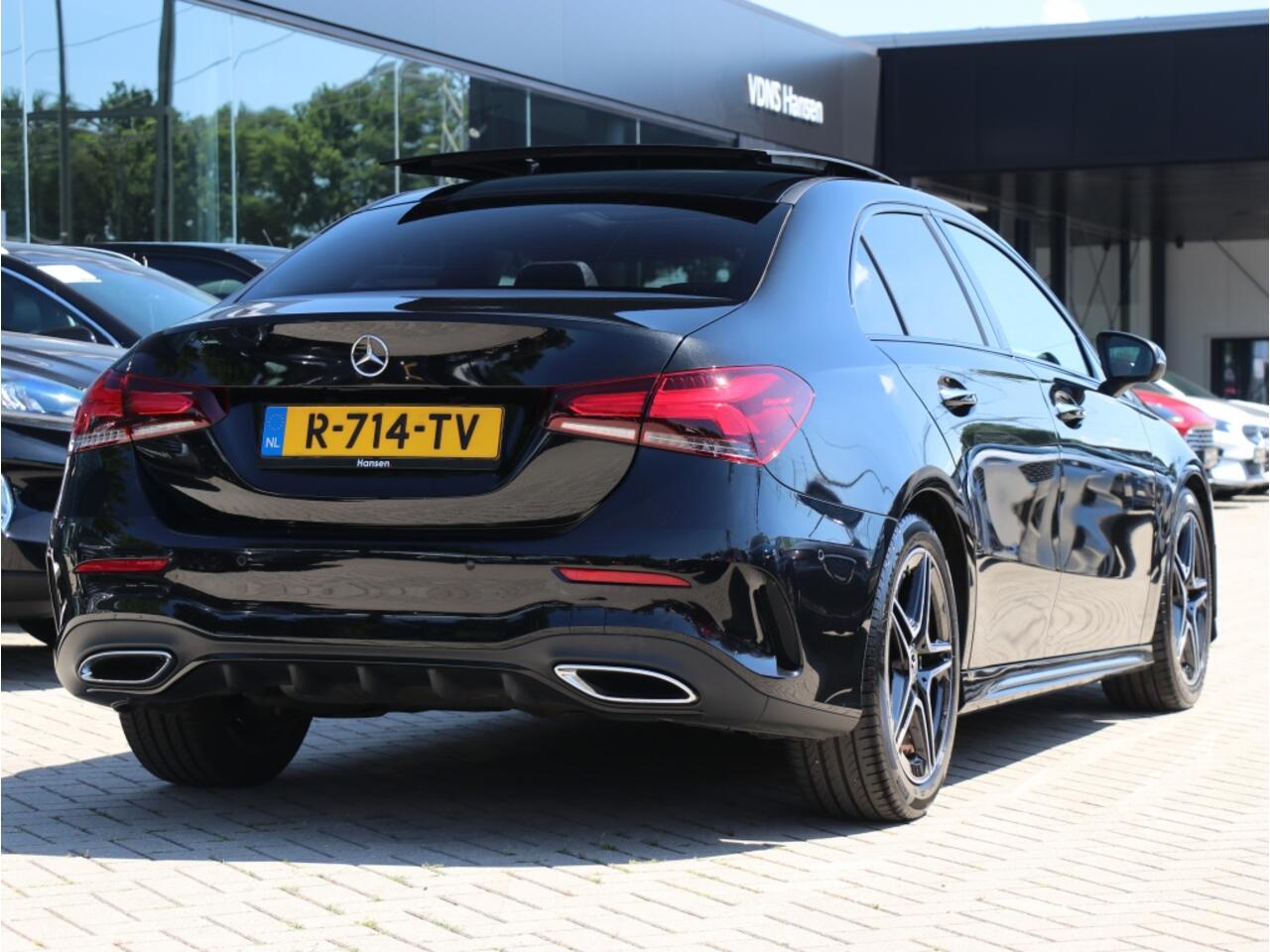 Mercedes-Benz A-KLASSE 180 AMG Line I Panoramadak I Leder I Widescreen