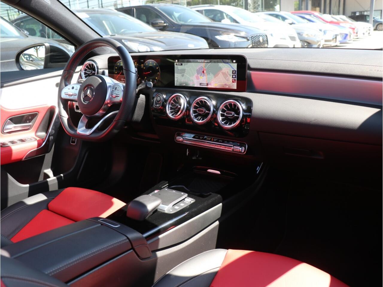 Mercedes-Benz A-KLASSE 180 AMG Line I Panoramadak I Leder I Widescreen