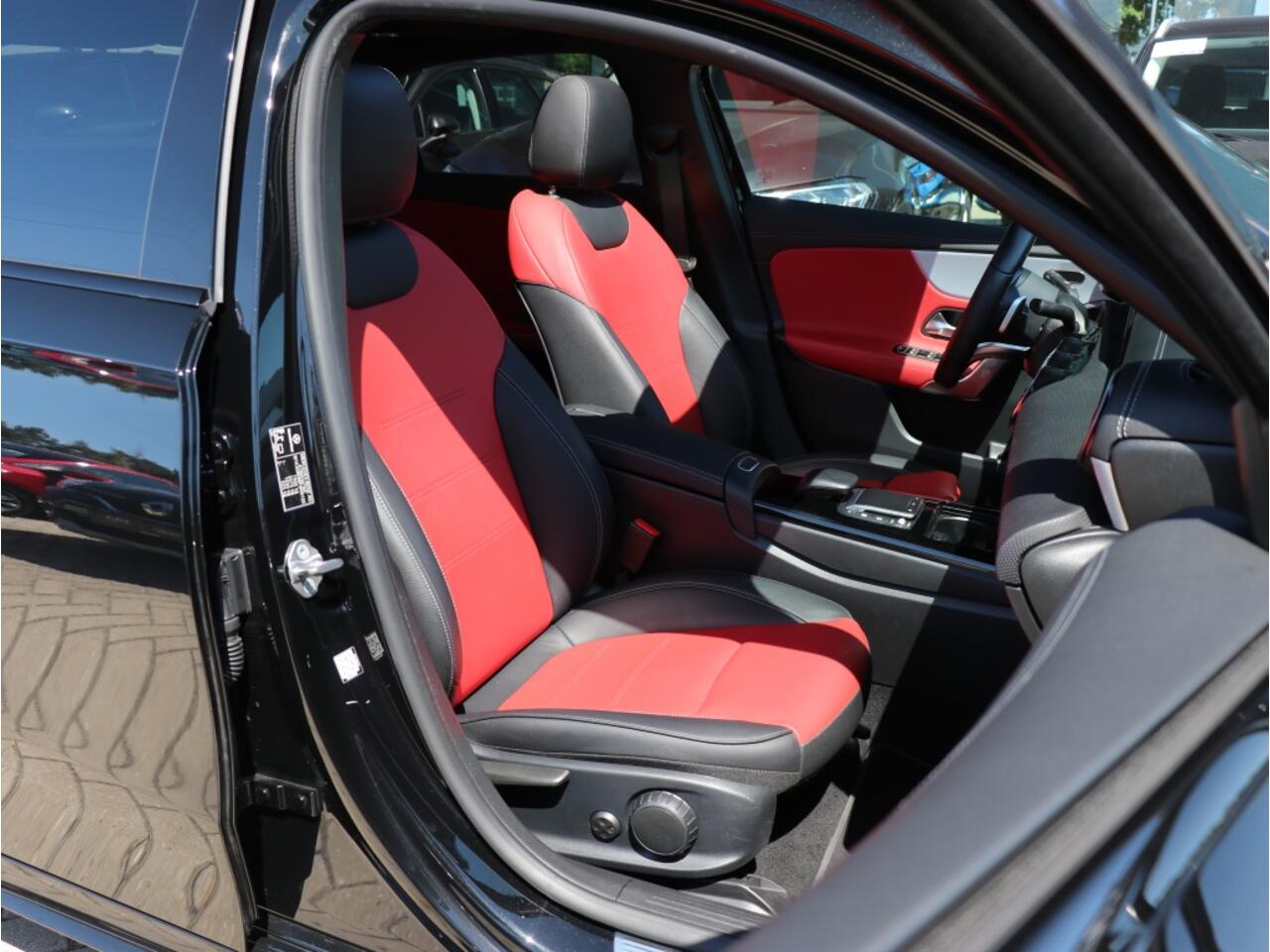 Mercedes-Benz A-KLASSE 180 AMG Line I Panoramadak I Leder I Widescreen