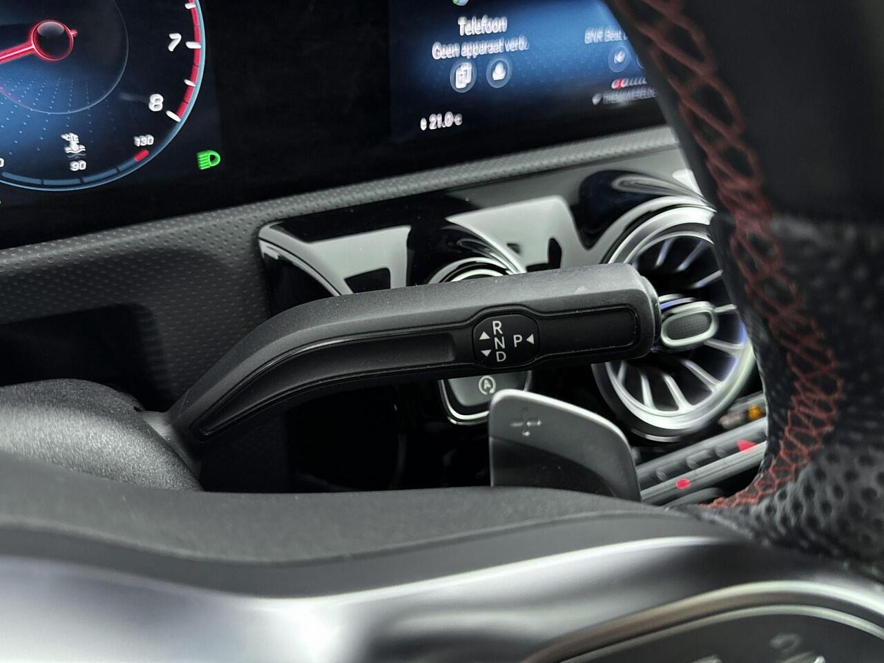 Mercedes-Benz A-KLASSE 200 Business Solution AMG 163PK | Schuif-/Kanteldak | Wegklapbare Trekhaak | Memory Stoelen | Sfeerverlichting | Achteruitrijcamera | Stoelverwarming | Apple CarPlay & Android Auto