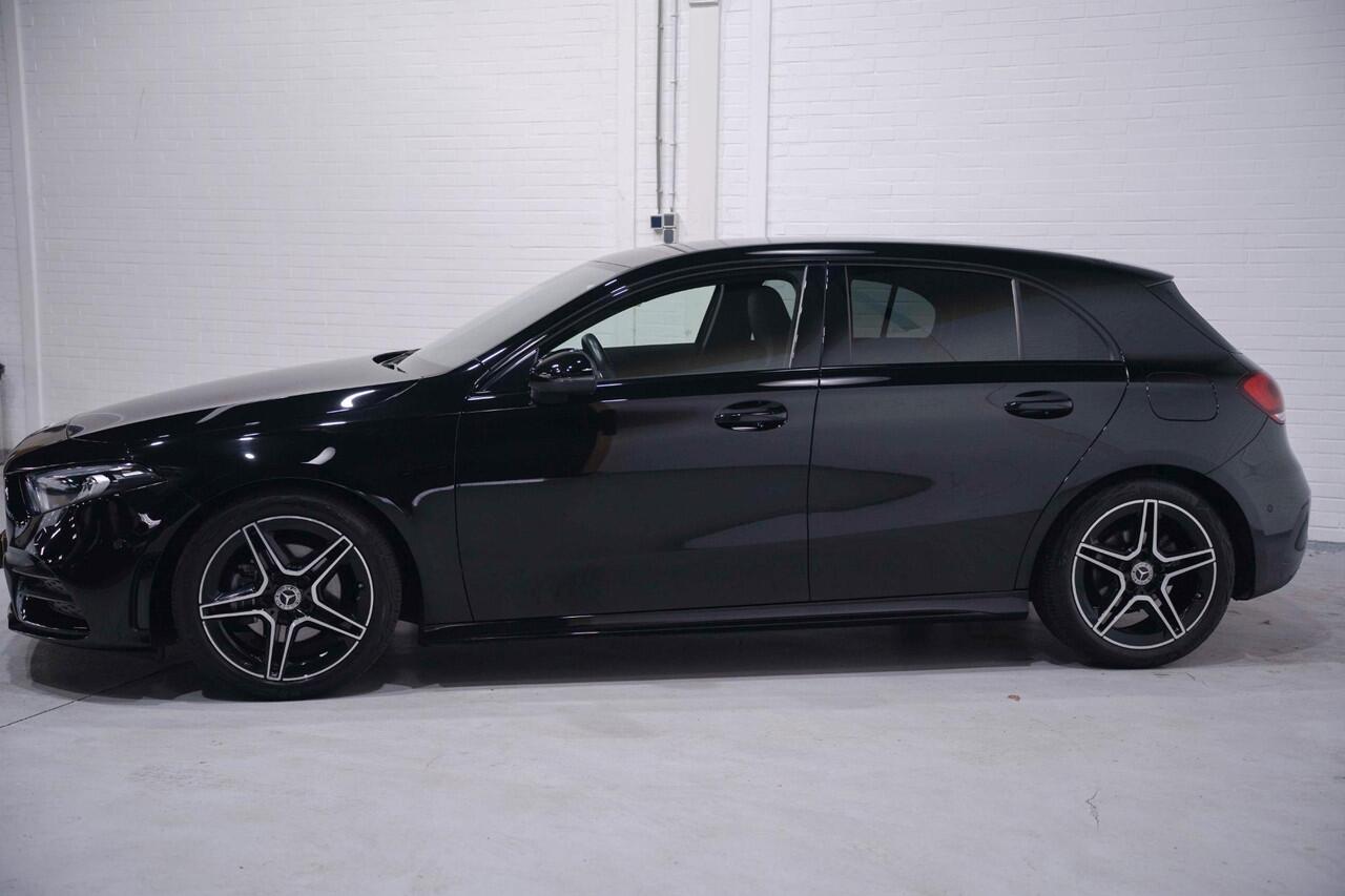 Mercedes-Benz A-KLASSE 180 Business Solution AMG Navi Camera PDC v+a Sfeerverlichting Led koplampen NAP Wegklapbare trekhaak