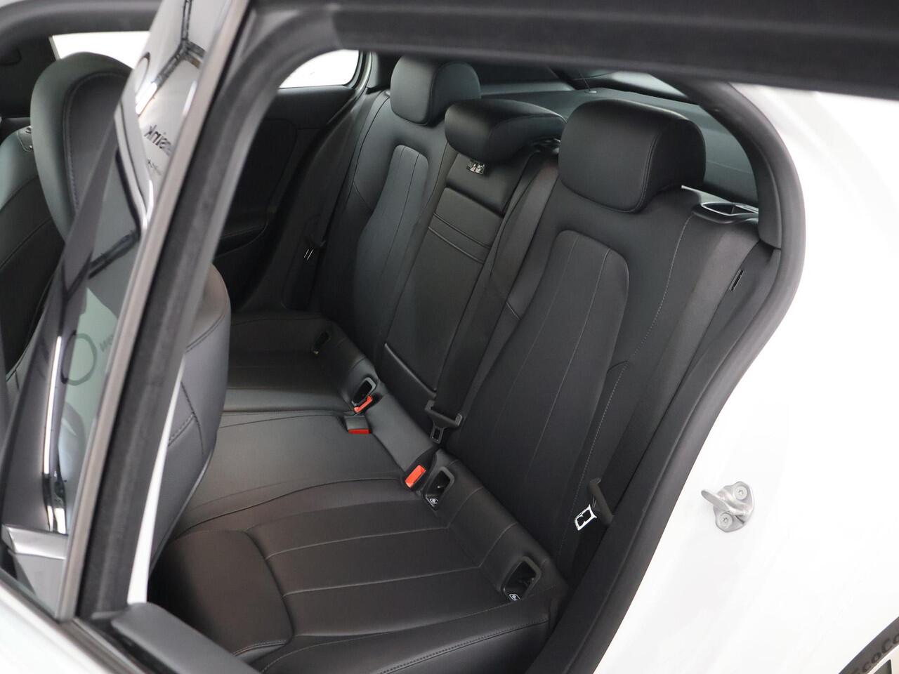 Mercedes-Benz A-KLASSE 180 Luxury | Panoramadak | Memory | Multibeam | Keyless | Distronic |