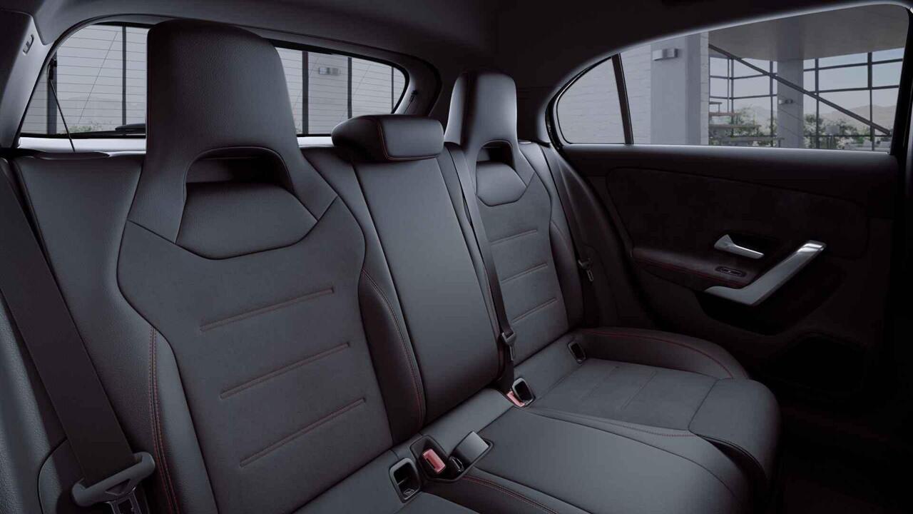 Mercedes-Benz A-KLASSE 180 Business Solution AMG | Night | Achteruitrijcamera | Stoelverwarming | Sfeerverlichting | Getin glas |