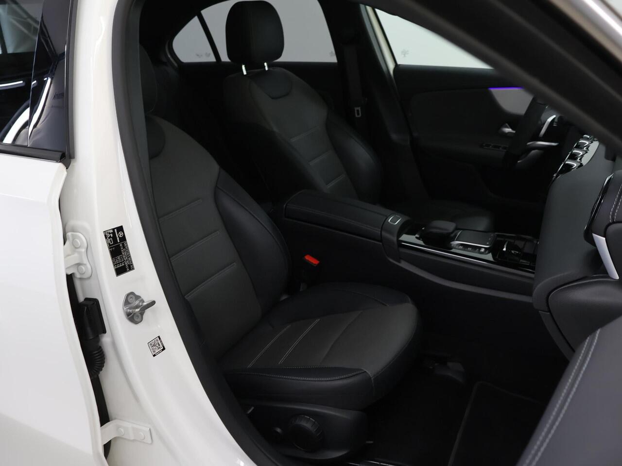 Mercedes-Benz A-KLASSE 250 e AMG Line | Panoramadak | Rij assistentiepakket | Night pakket | 19" lichtmetalen velgen |