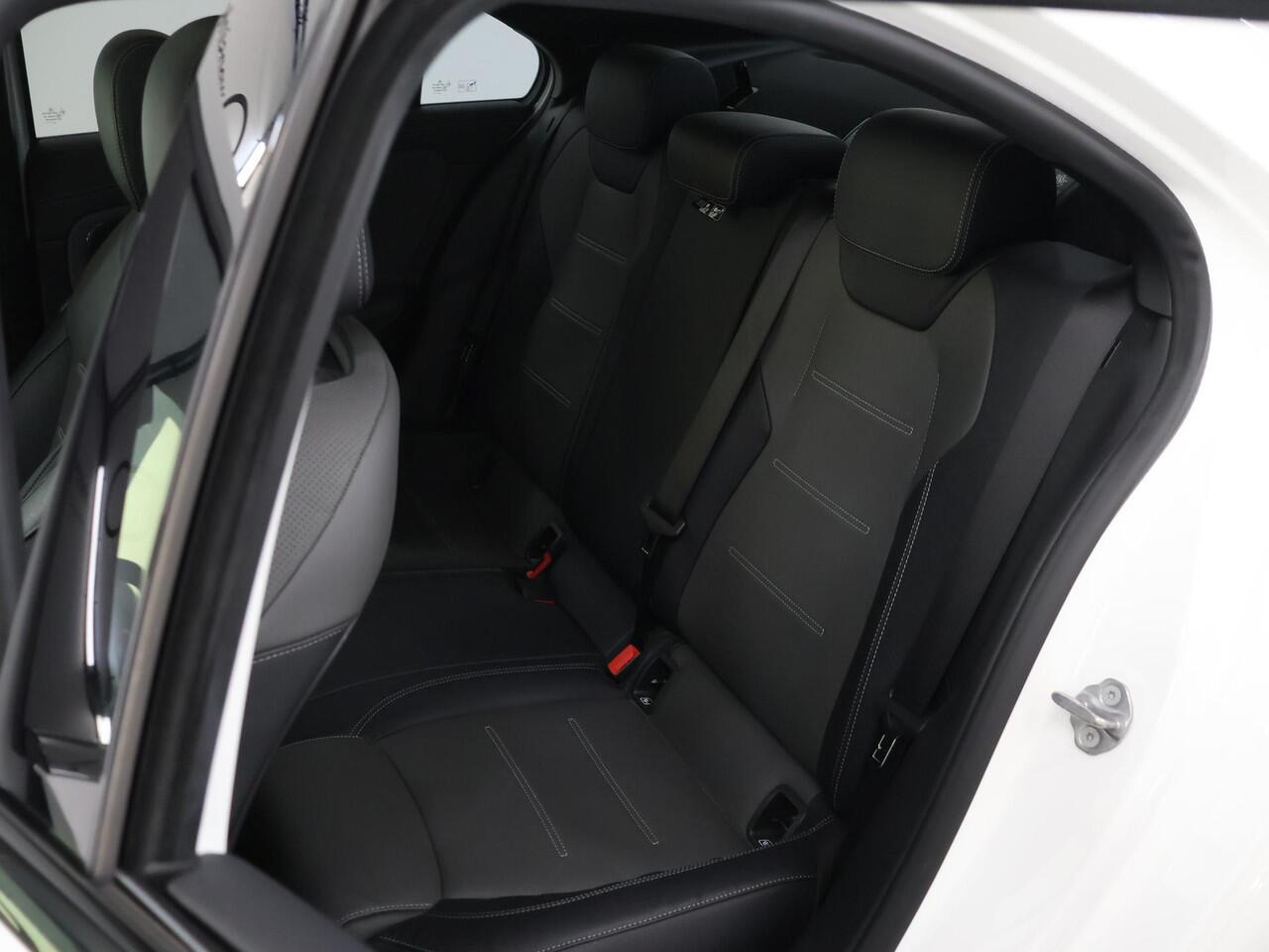 Mercedes-Benz A-KLASSE 250 e AMG Line | Panoramadak | Rij assistentiepakket | Night pakket | 19" lichtmetalen velgen |