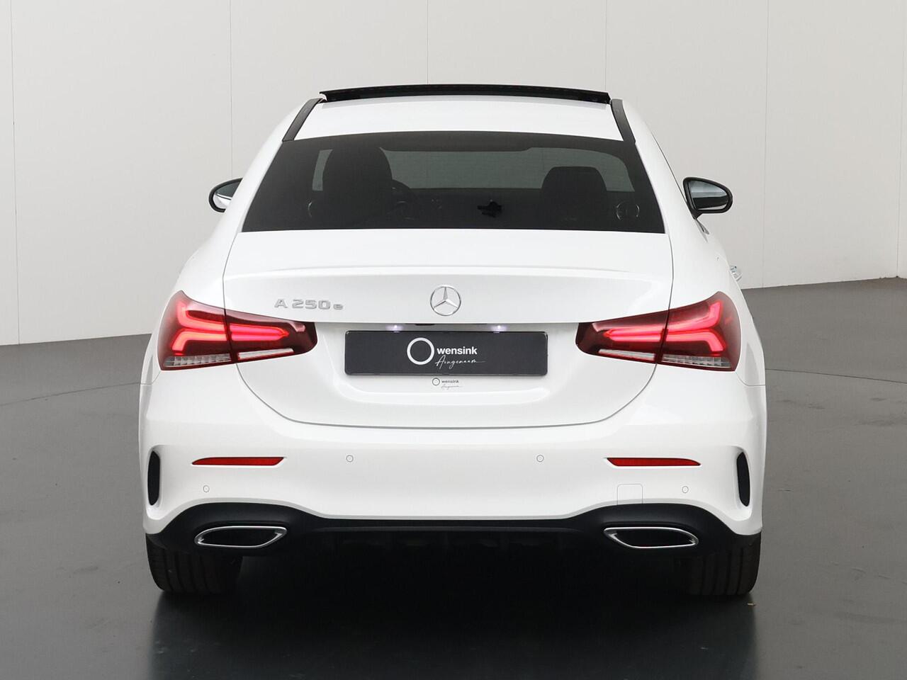 Mercedes-Benz A-KLASSE 250 e AMG Line | Panoramadak | Rij assistentiepakket | Night pakket | 19" lichtmetalen velgen |