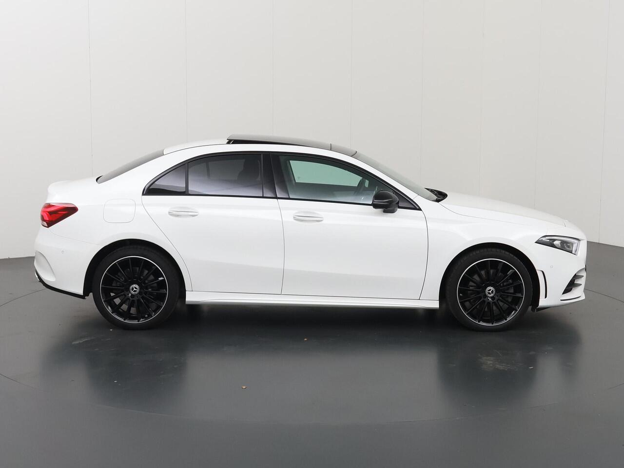 Mercedes-Benz A-KLASSE 250 e AMG Line | Panoramadak | Rij assistentiepakket | Night pakket | 19" lichtmetalen velgen |