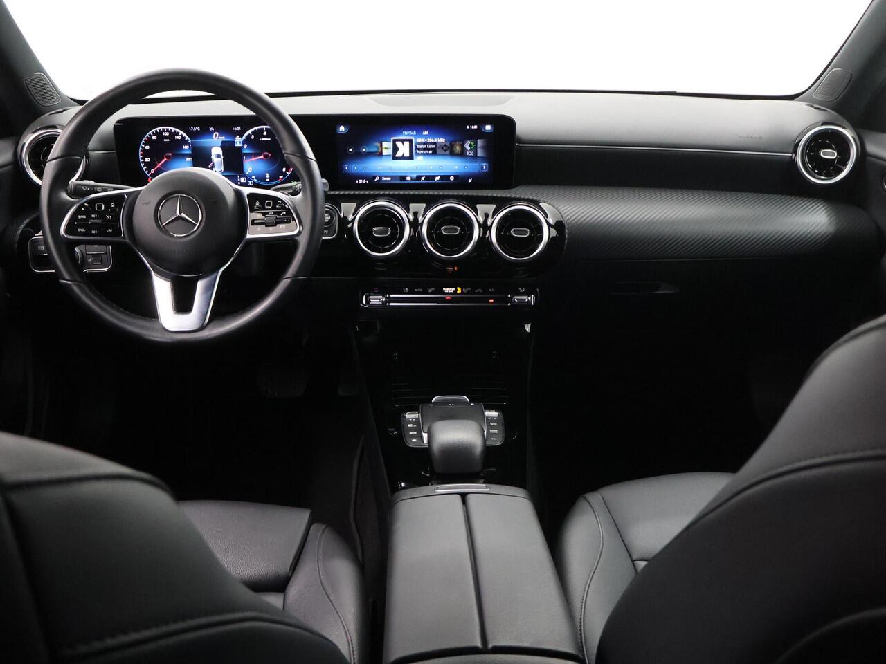 Mercedes-Benz A-KLASSE 180 Business Line | Apple carplay | Widescreen | Achteruitrijcamera | LED | Stoelverwarming |