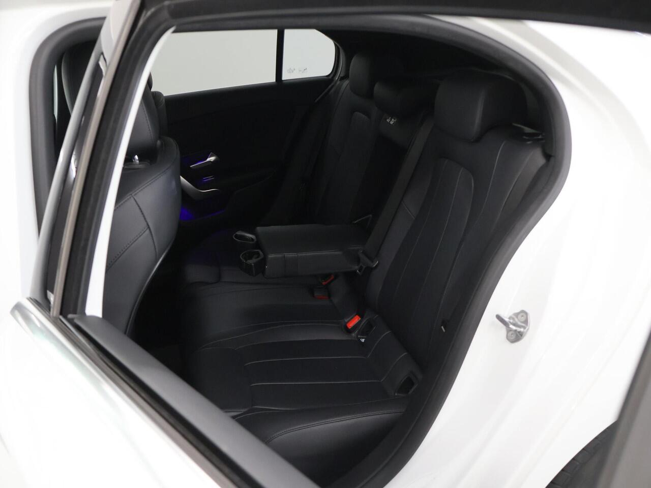 Mercedes-Benz A-KLASSE 180 Luxury Line | Getint glas | Premium pack | Stoelverwarming | Apple Carplay |