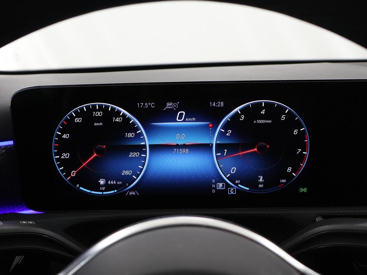 Mercedes-Benz A-KLASSE 180 Luxury Line | Getint glas | Premium pack | Stoelverwarming | Apple Carplay |