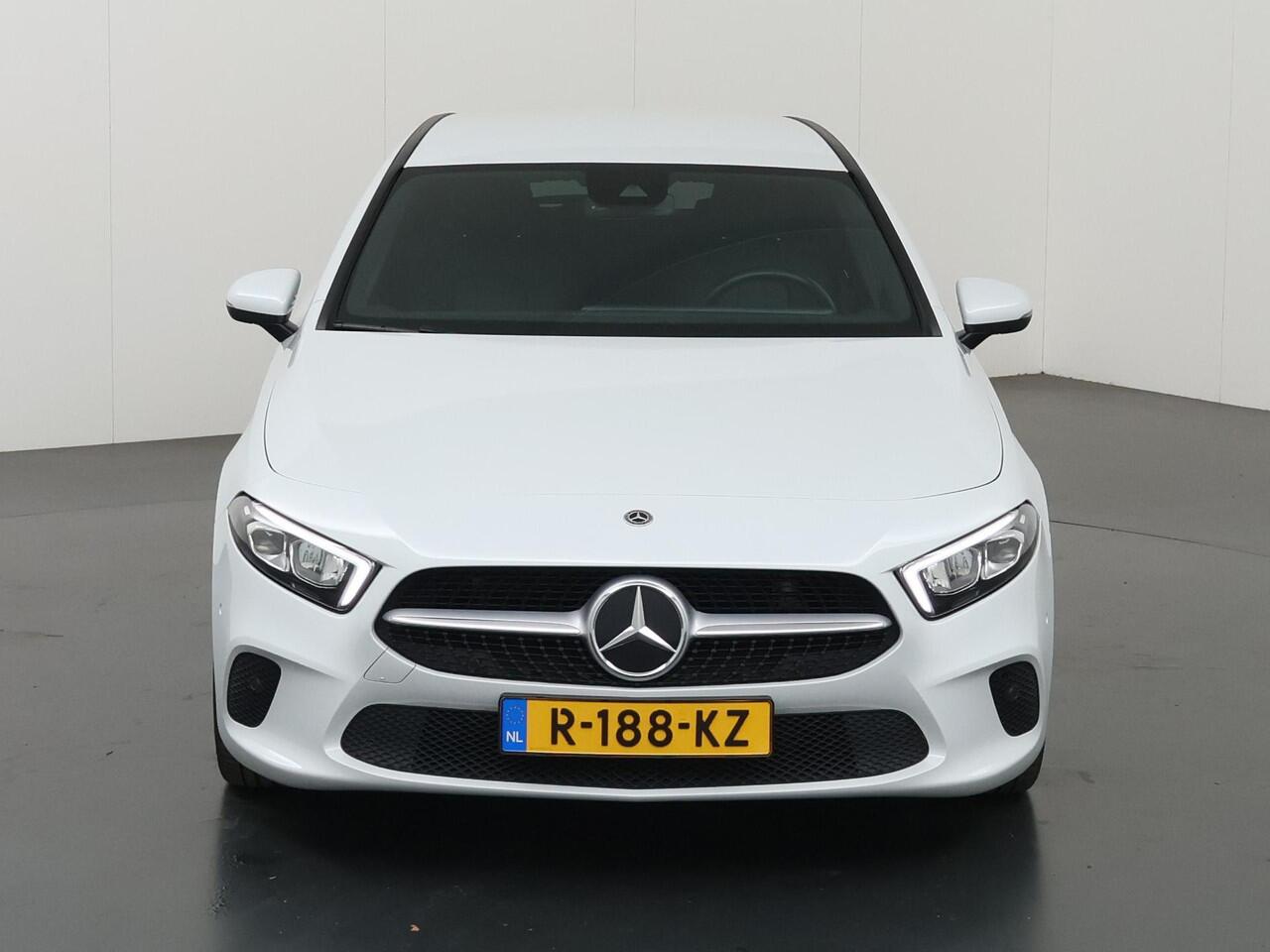 Mercedes-Benz A-KLASSE 180 Luxury Line | Getint glas | Premium pack | Stoelverwarming | Apple Carplay |