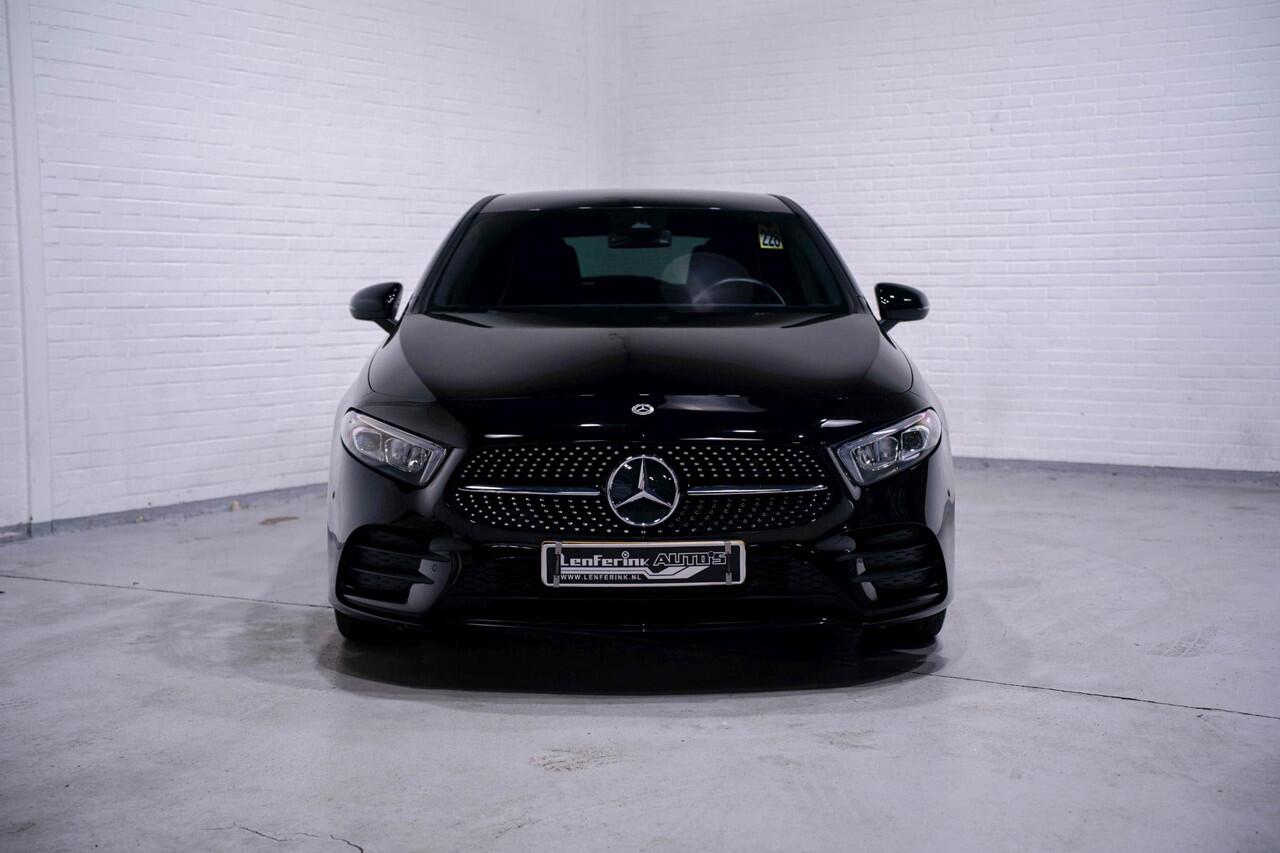 Mercedes-Benz A-KLASSE 180 Business Solution AMG Navi Camera PDC v+a Sfeerverlichting Led koplampen NAP Wegklapbare trekhaak NAP