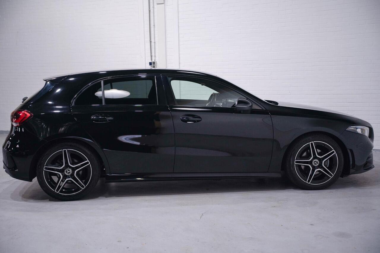 Mercedes-Benz A-KLASSE 180 Business Solution AMG Navi Camera PDC v+a Sfeerverlichting Led koplampen NAP Wegklapbare trekhaak NAP