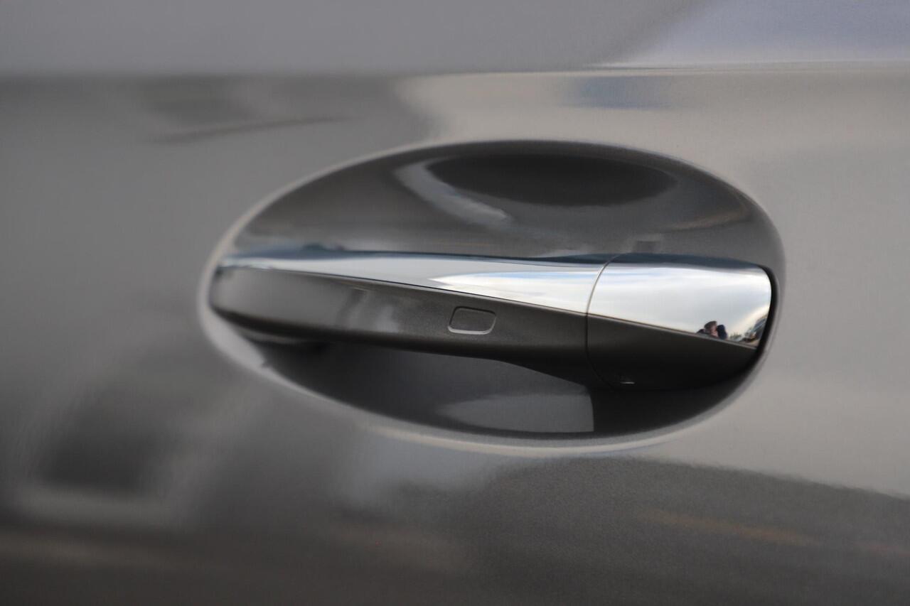 Mercedes-Benz A-KLASSE 180 AMG Night Pakket Automaat Panoramadak Sfeerverlichting Keyless Half Leder Full LED 18 inch Widescreen Navigatie Camera Stoelverwarming