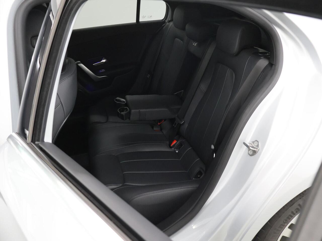 Mercedes-Benz A-KLASSE 180 Luxury Line | Distronic | Getin glas | Stoelverwarming | Achteruitrijcamera | Apple Carplay |