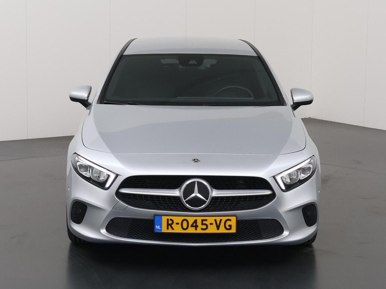 Mercedes-Benz A-KLASSE 180 Luxury Line | Distronic | Getin glas | Stoelverwarming | Achteruitrijcamera | Apple Carplay |