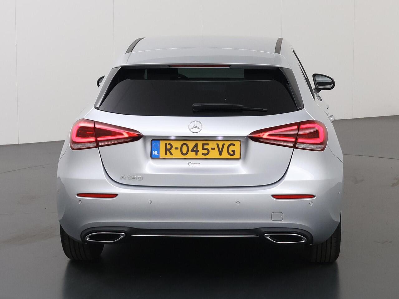 Mercedes-Benz A-KLASSE 180 Luxury Line | Distronic | Getin glas | Stoelverwarming | Achteruitrijcamera | Apple Carplay |