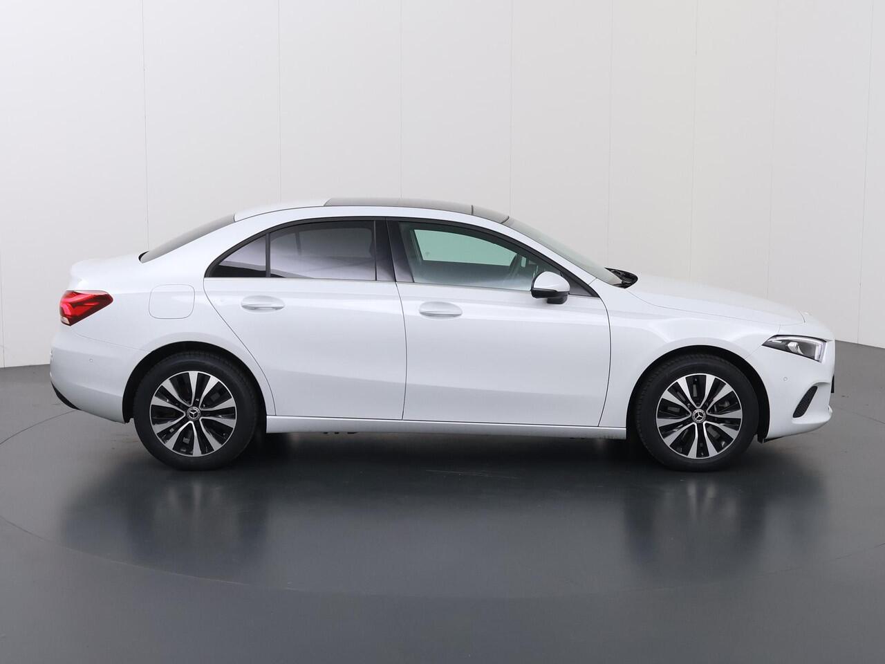 Mercedes-Benz A-KLASSE 250 e Business Line | Panoramadak | Rijassistentiepakket Plus | Stoelverwarming | Widescreen | Achteruitrijcamera |