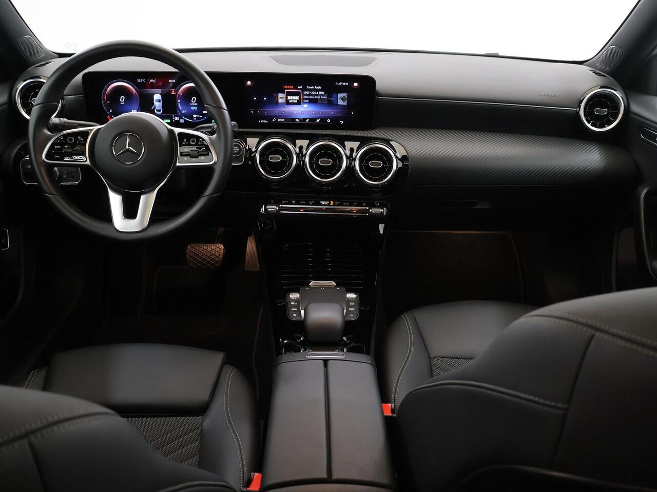 Mercedes-Benz A-KLASSE 250 e Business Line | Panoramadak | Rijassistentiepakket Plus | Stoelverwarming | Widescreen | Achteruitrijcamera |