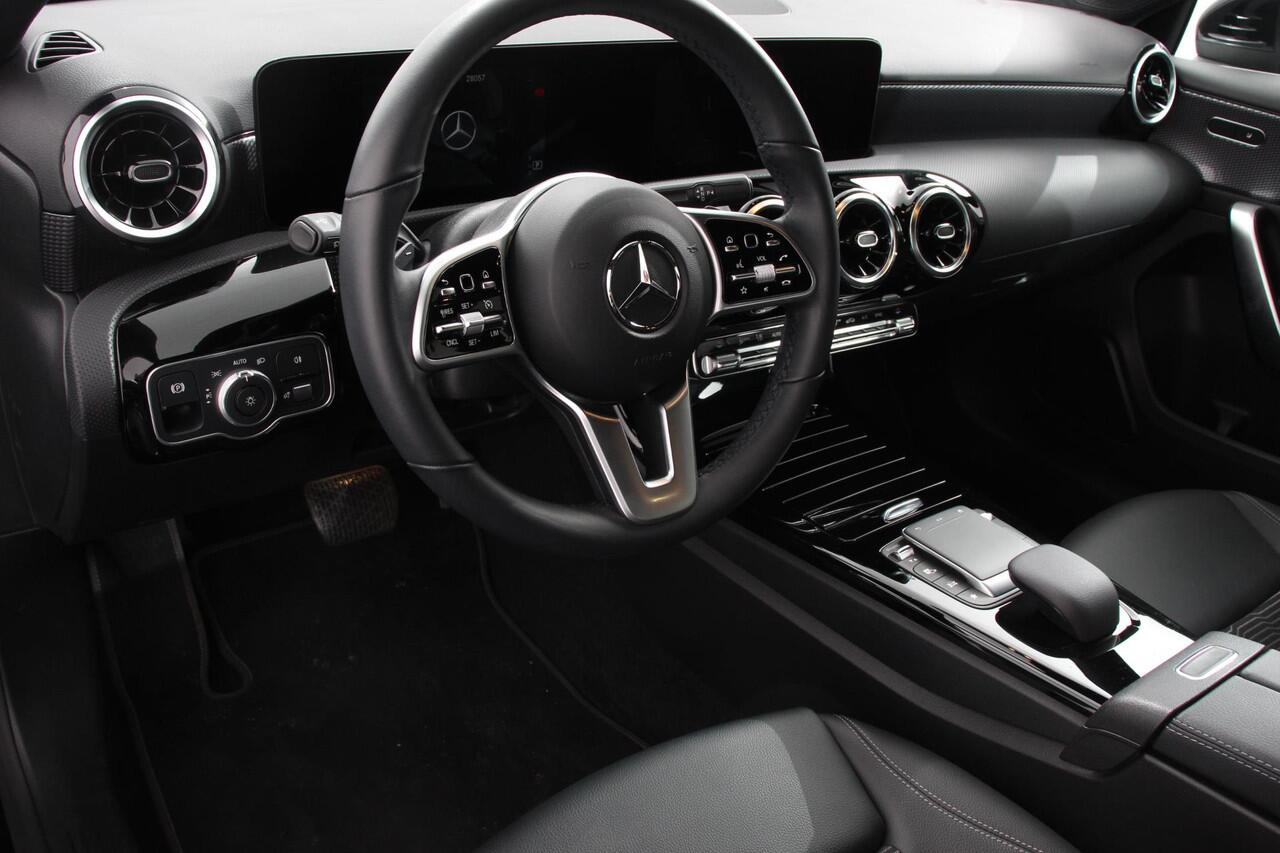 Mercedes-Benz A-KLASSE 180 136pk DCT Progressive Navigatie Parkeersensoren Camera Cruise Control Stoelverwarming Ledverlichting Climate Control