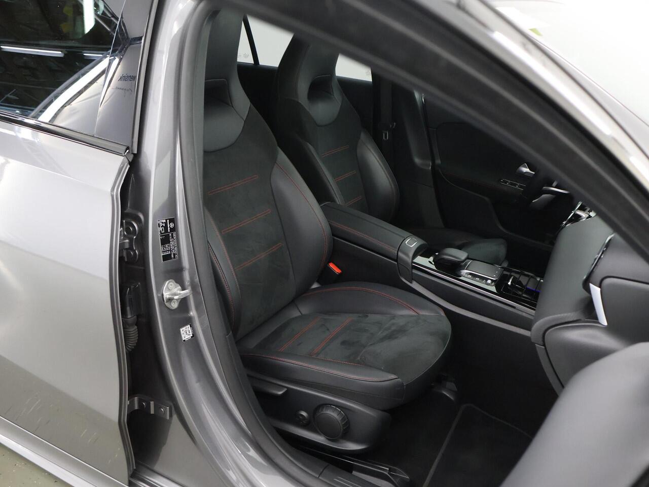 Mercedes-Benz A-KLASSE 250 e Business Line | AMG | Night | Panoramadak | Trekhaak | Rijassistentiepakket Plus | Sfeerverlichting | Stoelverwarming | Achteruitrijcamera |