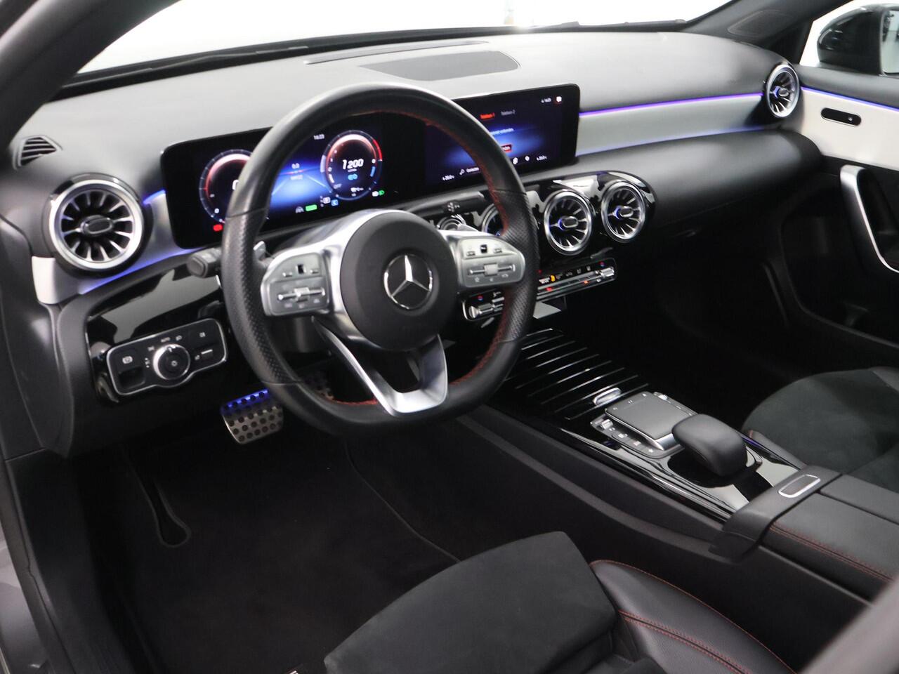 Mercedes-Benz A-KLASSE 250 e Business Line | AMG | Night | Panoramadak | Trekhaak | Rijassistentiepakket Plus | Sfeerverlichting | Stoelverwarming | Achteruitrijcamera |