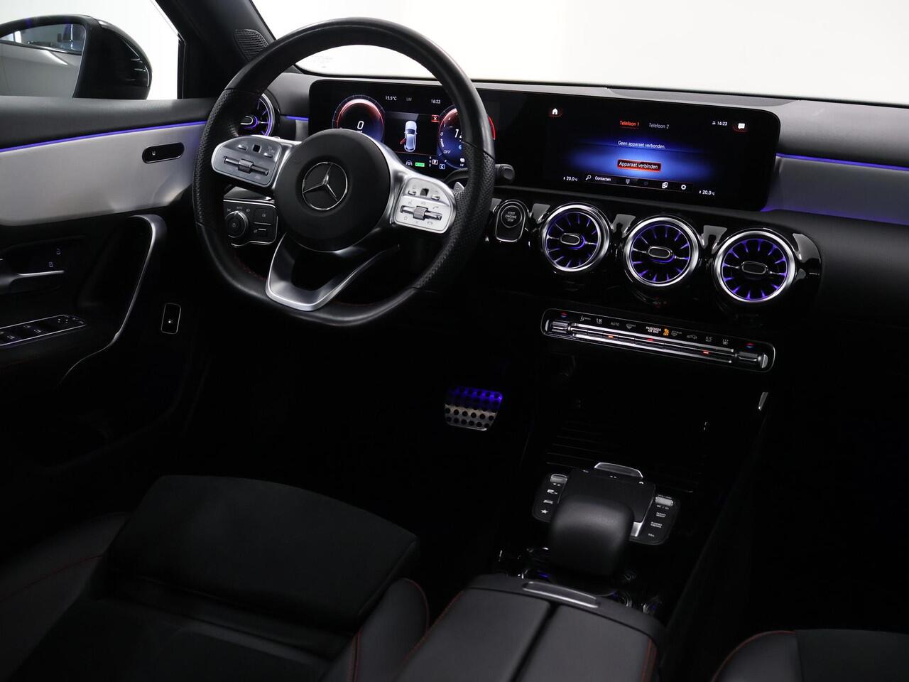 Mercedes-Benz A-KLASSE 250 e Business Line | AMG | Night | Panoramadak | Trekhaak | Rijassistentiepakket Plus | Sfeerverlichting | Stoelverwarming | Achteruitrijcamera |