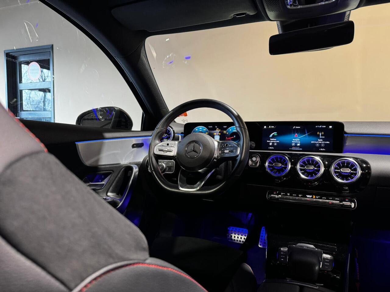 Mercedes-Benz A-KLASSE 180 Business AMG |Pano |Sfeer |NAP |Stoelverw. |Camera |Multibeam LED