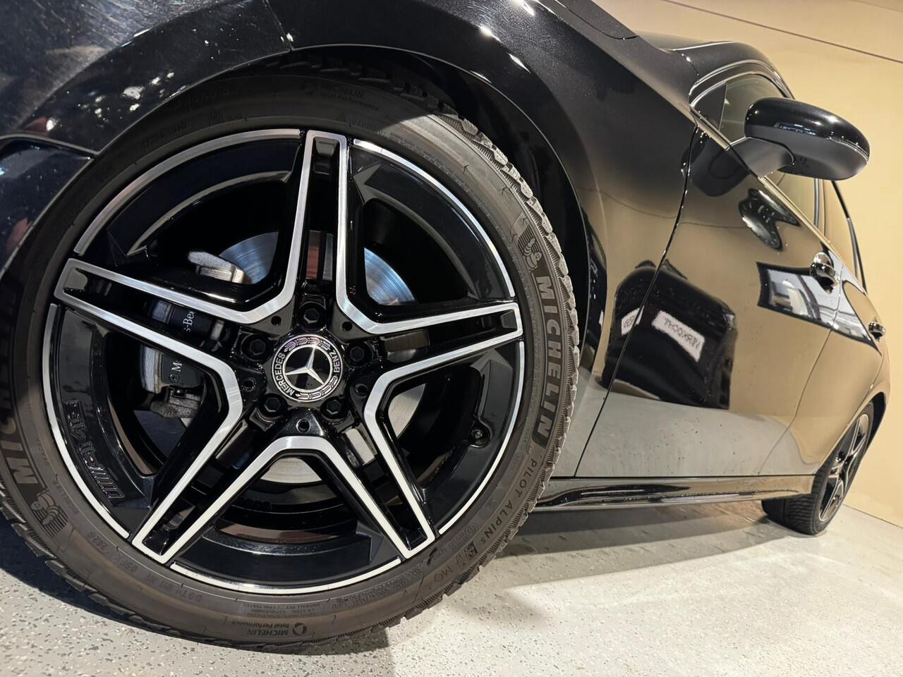 Mercedes-Benz A-KLASSE 180 Business AMG |Pano |Sfeer |NAP |Stoelverw. |Camera |Multibeam LED