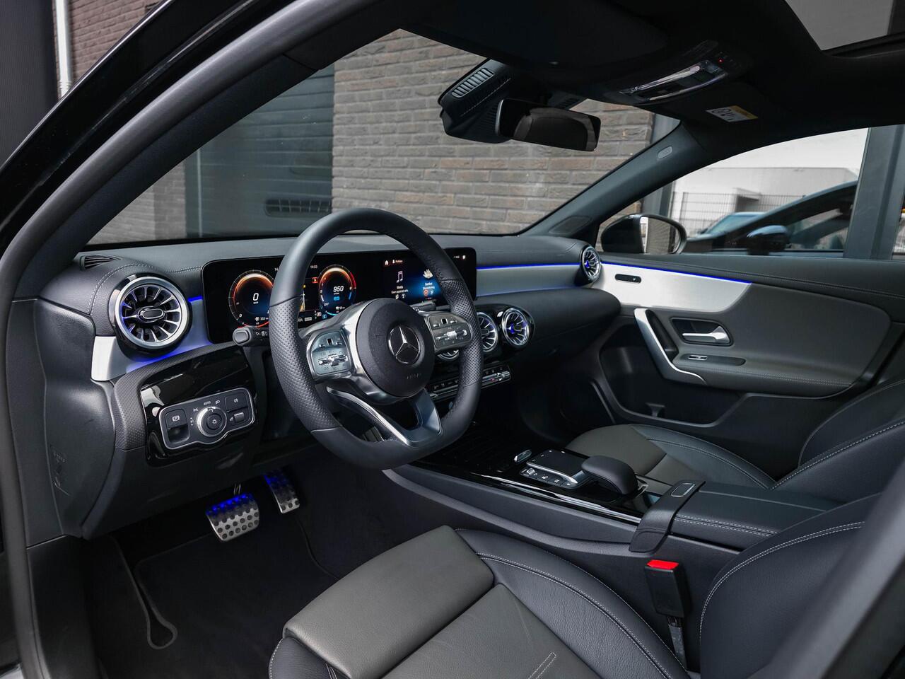 Mercedes-Benz A-KLASSE 250 e AMG Line | Pano | 19"| Topv | Ambiente | Multi Beam | Leer |