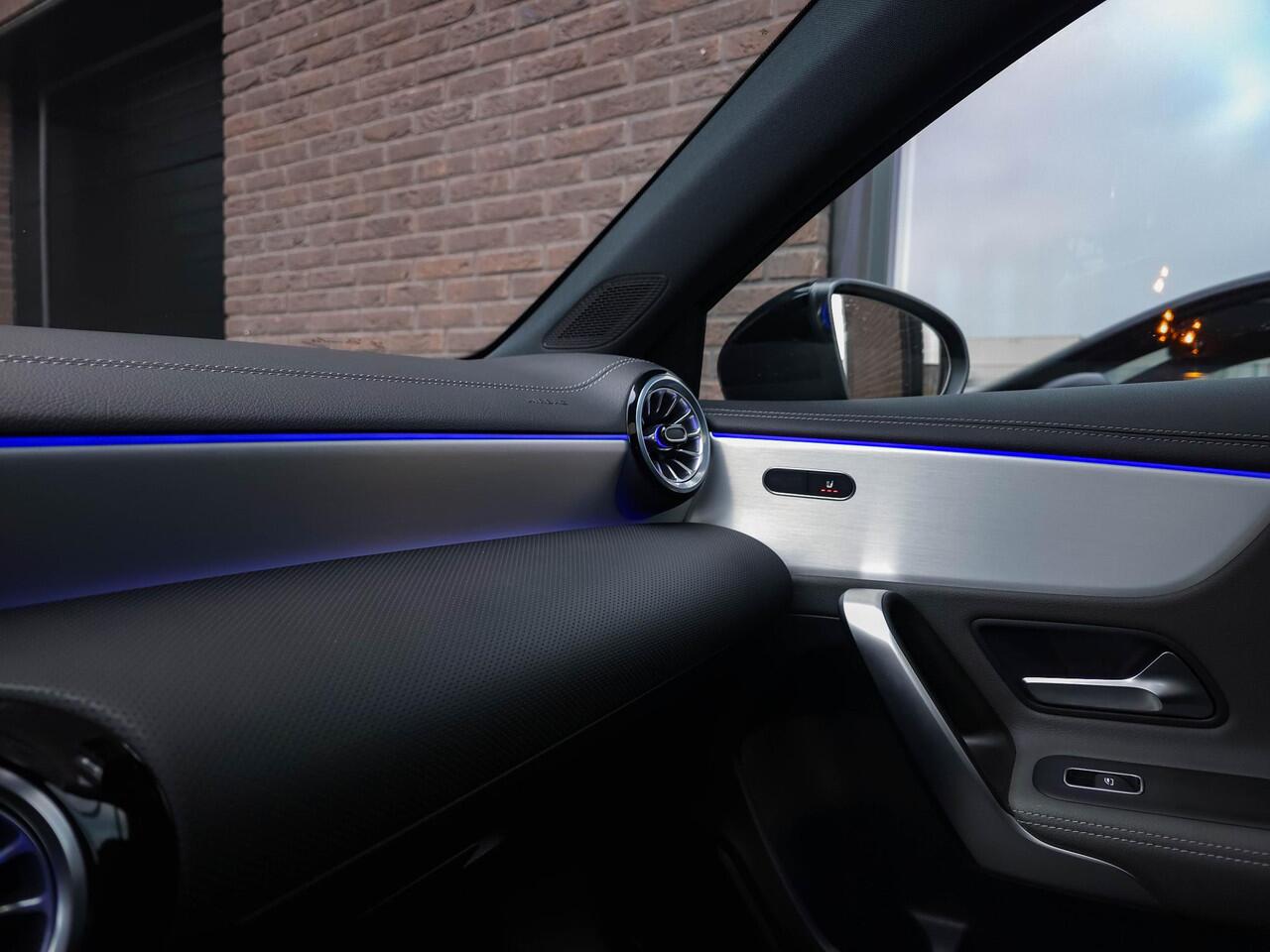 Mercedes-Benz A-KLASSE 250 e AMG Line | Pano | 19"| Topv | Ambiente | Multi Beam | Leer |