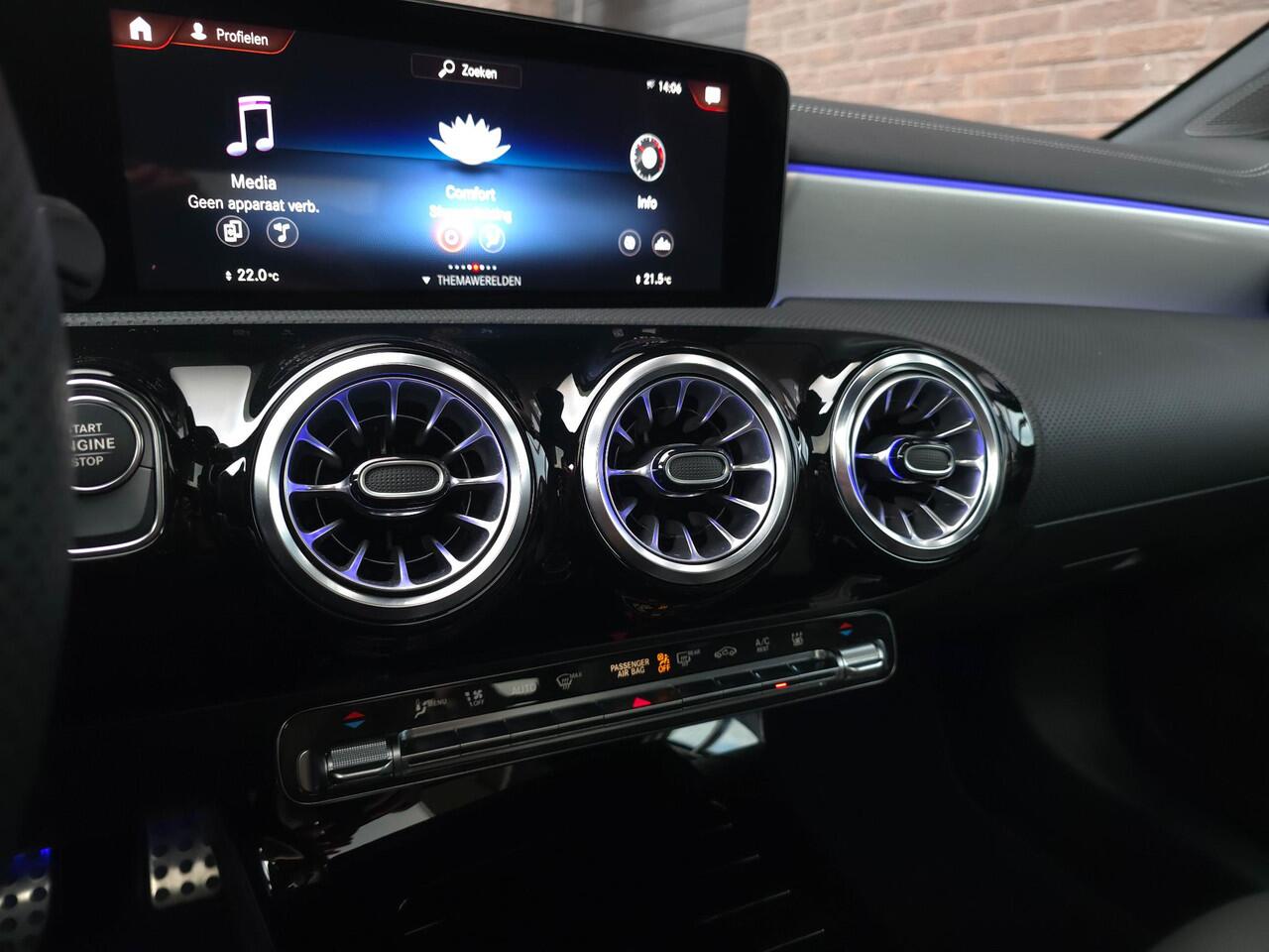 Mercedes-Benz A-KLASSE 250 e AMG Line | Pano | 19"| Topv | Ambiente | Multi Beam | Leer |