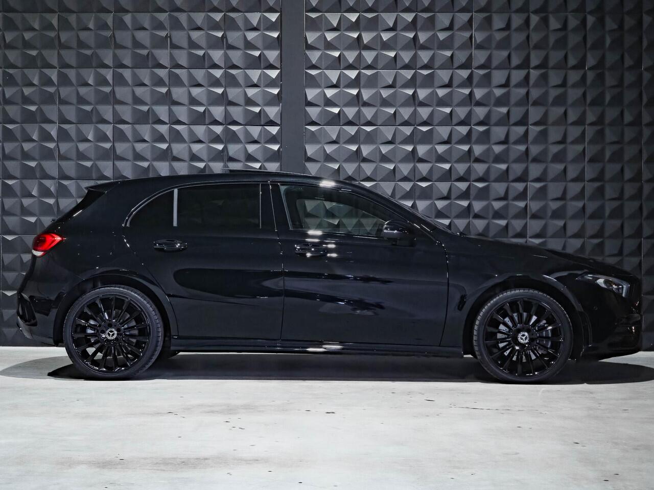 Mercedes-Benz A-KLASSE 250 e AMG Line | Pano | 19"| Topv | Ambiente | Multi Beam | Leer |