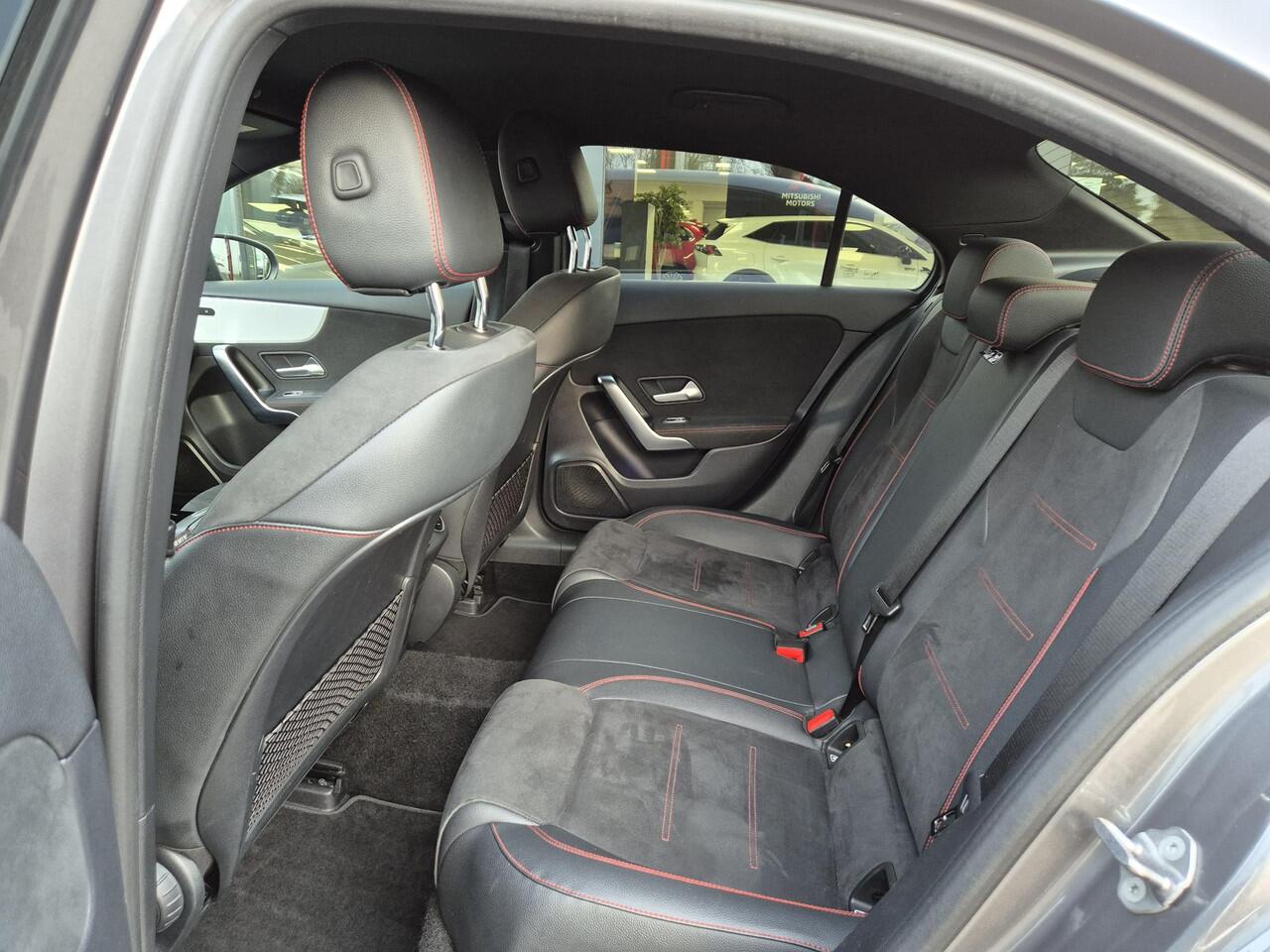 Mercedes-Benz A-KLASSE 180 Business Solution AMG | Navigatie | Night pakket |