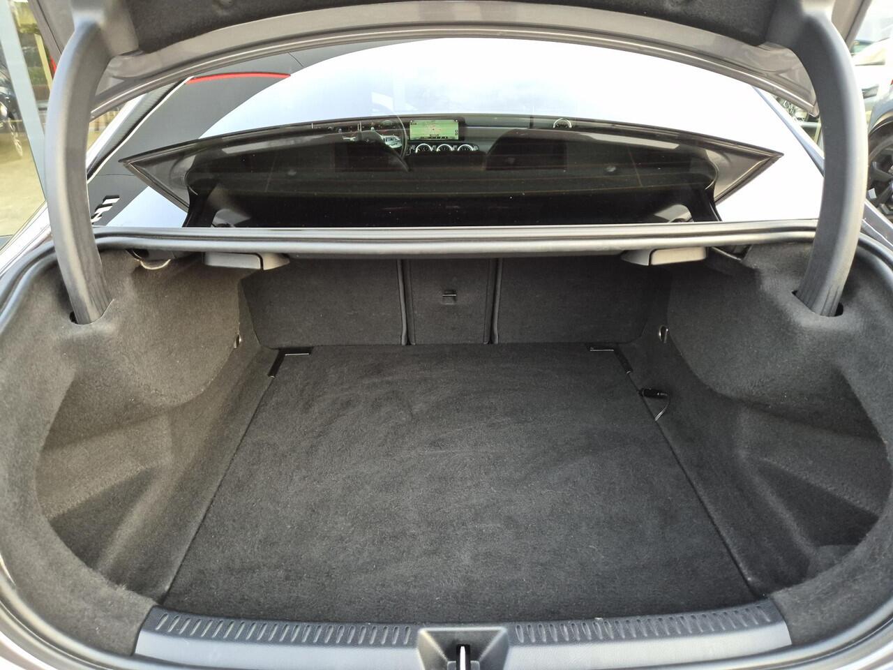 Mercedes-Benz A-KLASSE 180 Business Solution AMG | Navigatie | Night pakket |