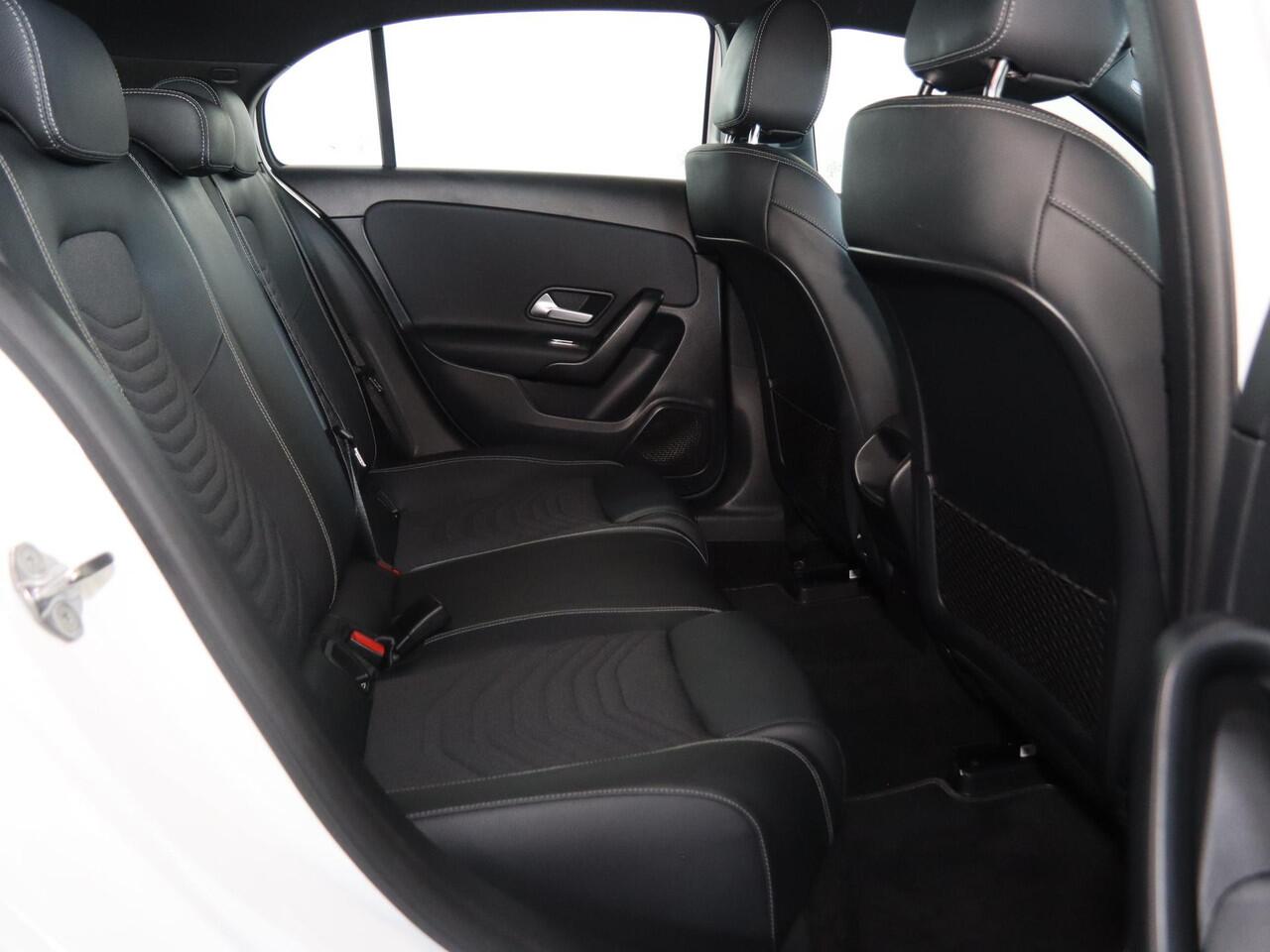 Mercedes-Benz A-KLASSE 180 Business Solution | Trekhaak | Stoelverwarming | Widescreen | Achteruitrijcamera |