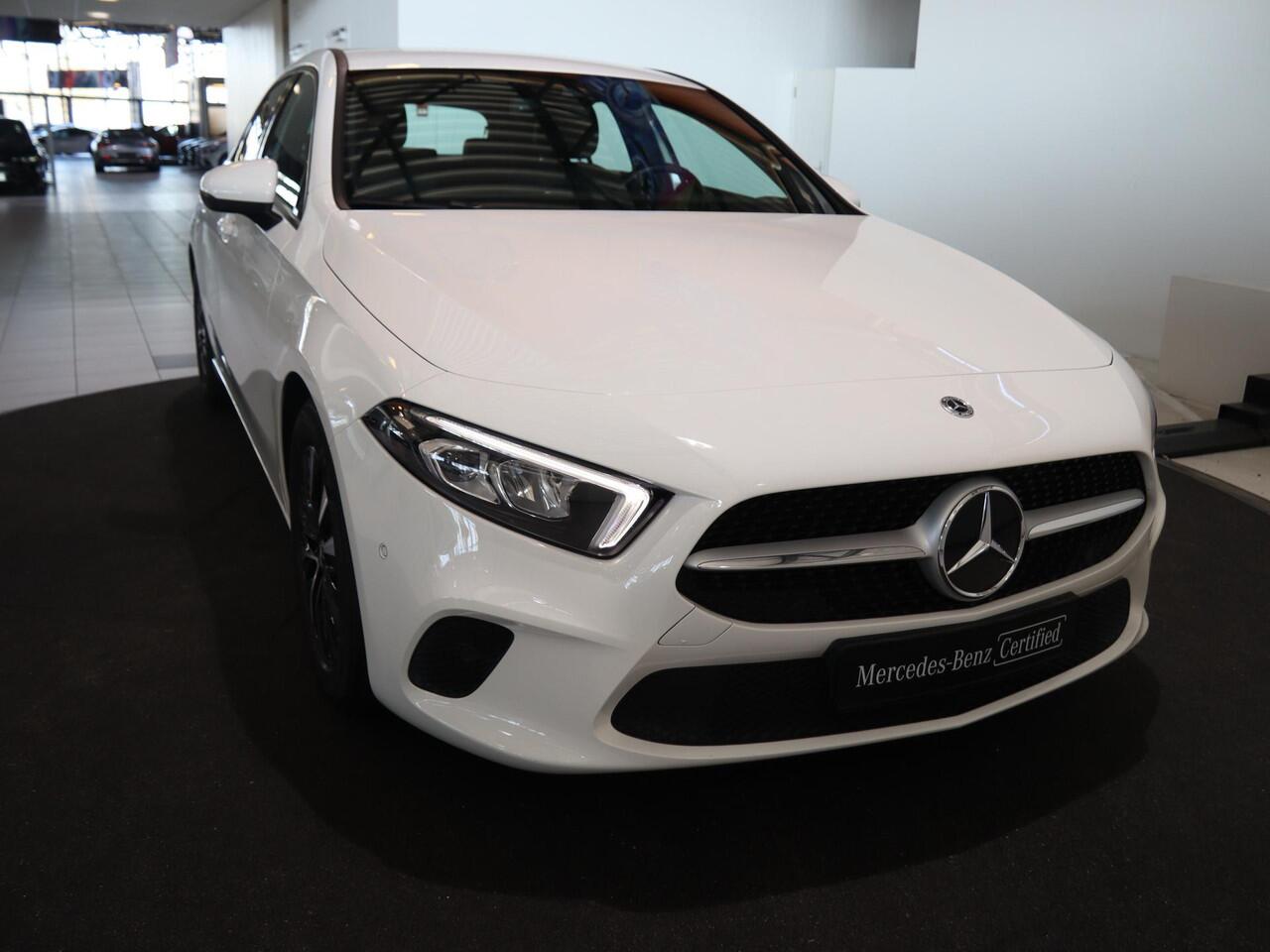 Mercedes-Benz A-KLASSE 180 Business Solution | Trekhaak | Stoelverwarming | Widescreen | Achteruitrijcamera |