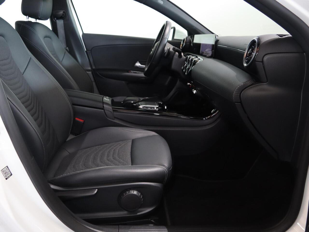 Mercedes-Benz A-KLASSE 180 Business Solution | Trekhaak | Stoelverwarming | Widescreen | Achteruitrijcamera |