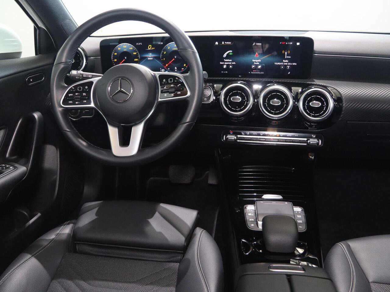 Mercedes-Benz A-KLASSE 180 Business Solution | Trekhaak | Stoelverwarming | Widescreen | Achteruitrijcamera |