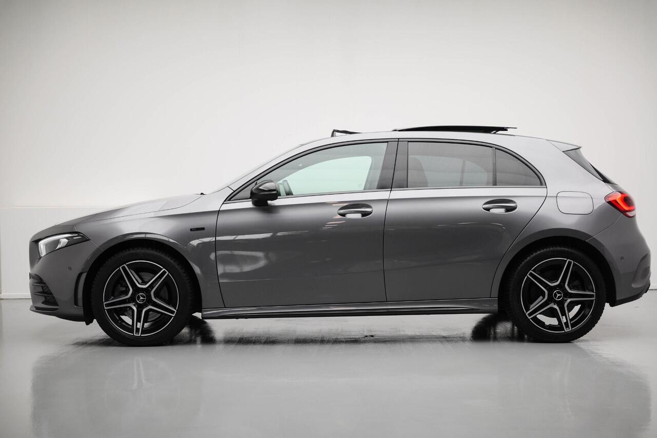 Mercedes-Benz A-KLASSE A250e AMG Line |Pano|Ambient|Carplay|Dodehoek|