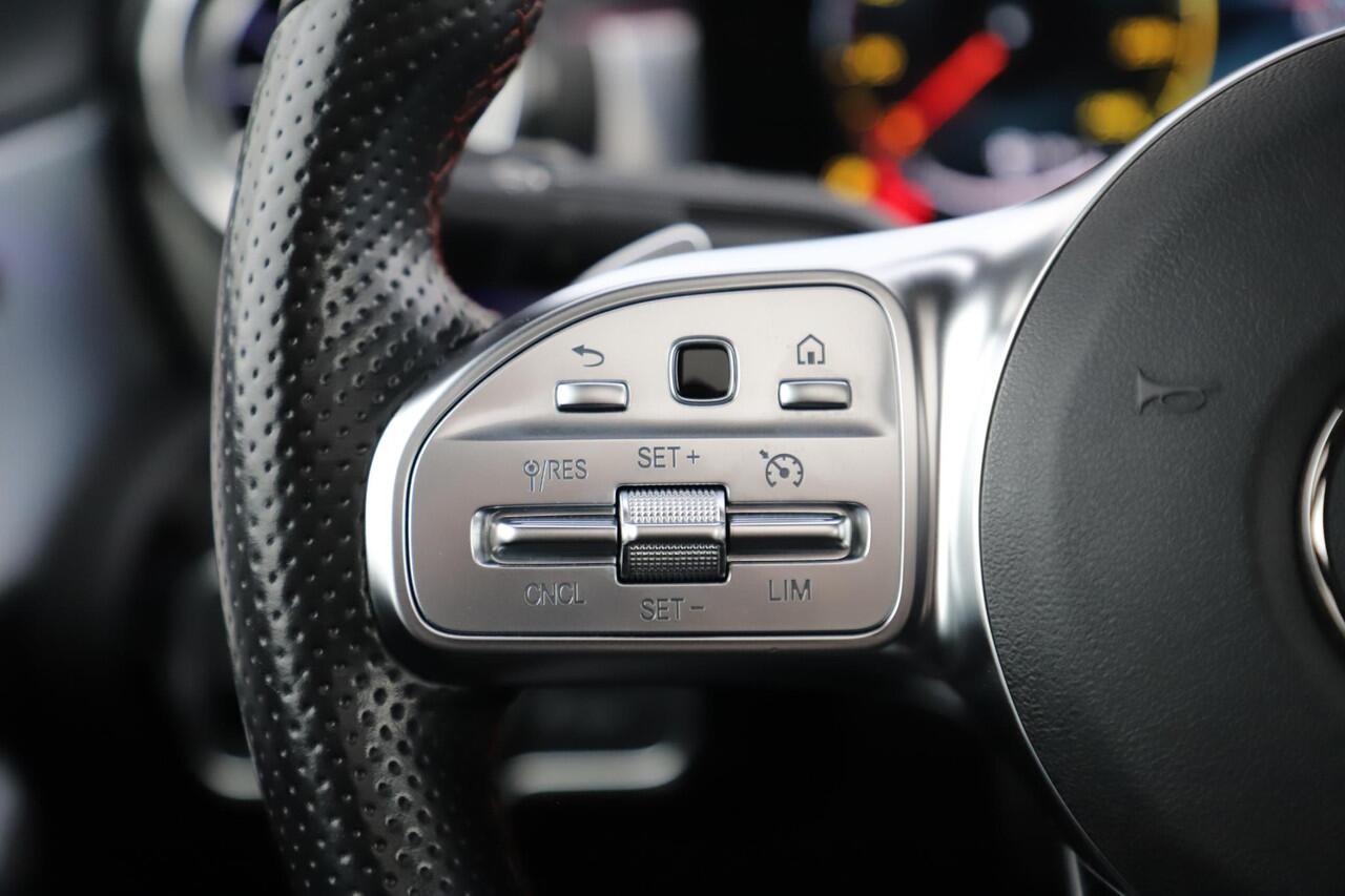 Mercedes-Benz A-KLASSE 180 Business Solution AMG Night Pakket Automaat Panoramadak Sfeerverlichting Widescreen Achteruitrijcamera