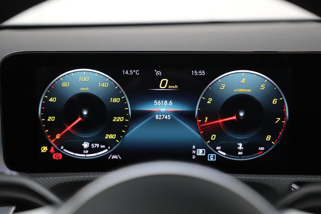 Mercedes-Benz A-KLASSE 180 Business Solution AMG Night Pakket Automaat Panoramadak Sfeerverlichting Widescreen Achteruitrijcamera